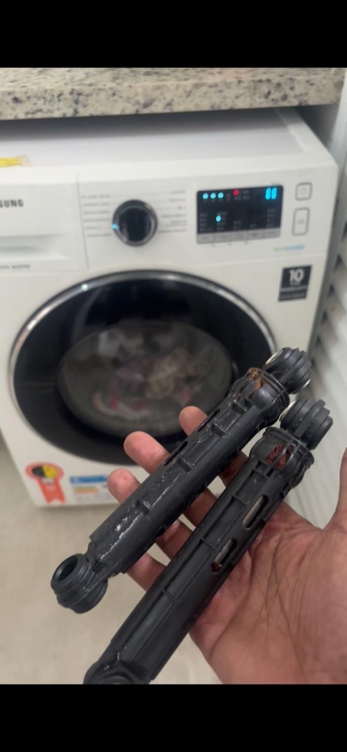 Peça substituída em um reparo de máquina de lavar realizado pela Central Line