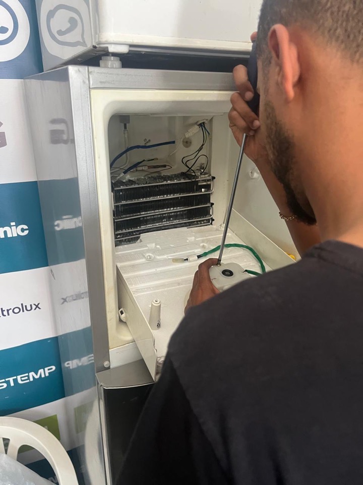 Técnico da Central Line consertando uma geladeira em atendimento domiciliar em São Paulo