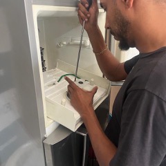 Técnico da Central Line atendendo Anna Victoria em Barra Funda