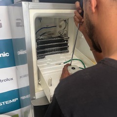 Técnico da Central Line atendendo Sablina Souza em Brás